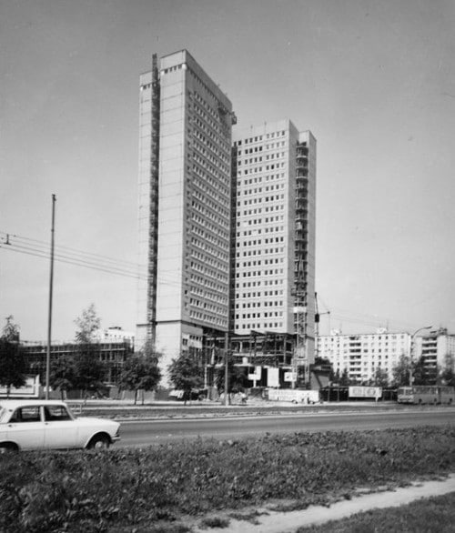 Гостиница «Молодежная», расположенная на Дмитровском шоссе, была построена к Олимпийским играм 1980 года.