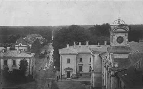 В 1860-е гг., когда в пригородной усадьбе Петровско-Разумовское создавалась Петровская земледельческая и лесная академия, улицу продлили до Башиловской. Для этого дорогу специально прорубили в лесу.