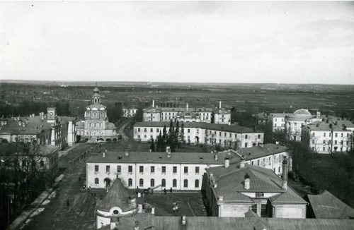 С приходом советской власти улицу начали активно перестраивать. Сравните фото (1915 г.) с тем, что представлено ниже (1934–1935 гг.). 