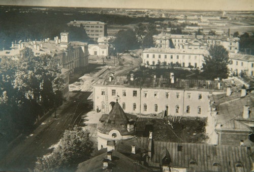 С приходом советской власти улицу начали активно перестраивать. Сравните фото выше (1915 г.) с тем, что представлено здесь (1934–1935 гг.).