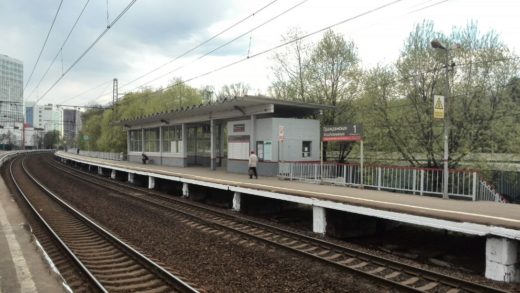 Первая платформа (для поездов из Москвы) — боковая, изогнутая, на ней находится кассовый павильон и расписание движения электропоездов.