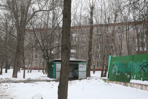 Сейчас на месте дачи Александры Муралёвой стоят мусорные контейнеры и заброшенное здание, огороженное забором.