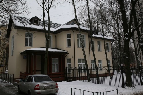 Дом 24 сохранился до наших дней. Это была дача чаеторговцев Поповых. После революции до 1938 года в ней располагалась школа, затем Отделение милиции, для которого лет 30 назад построили новый дом рядом.
