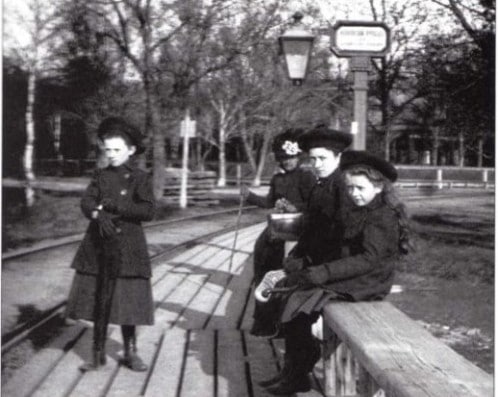 На фотографии 1904 года девушки ждут паровой трамвай (паровичок) на остановке «Ивановский проезд». Но это совсем не нынешний Ивановский проезд около восточной границы парка «Дубки». 