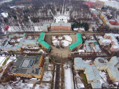 Вид с воздуха на Сельхозакадемию. Вид вниз на ТСХА с высоты 140 метров. Вверх уходит парк ТСХА, вниз - учебные корпуса. По середине проходит Тимирязевская улица и ниже - Тимирязевский проезд.
