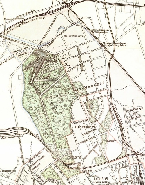 На расположенном ниже фрагменте карты 1912 года хорошо видна железная дорога, но на ней не место обозначено нахождения станции.