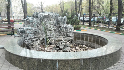 А вот небольшой фонтан-водопад у Управы Тимирязевского района так и не заработал. Видать, он не относится к фонтанному "хозяйству" города, хоть он и обозначен на Яндекс-картах.