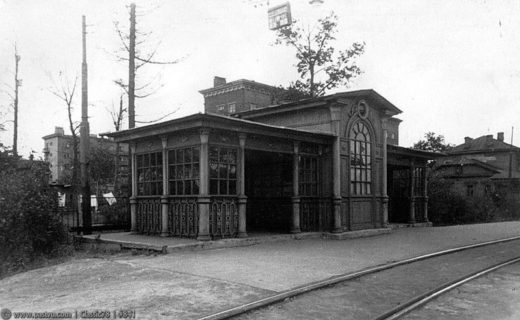 В Красностуденческом проезде сохранился трамвайный павильон 1926 года, архитектор Евгений Шервинский (Трамвайтрест).