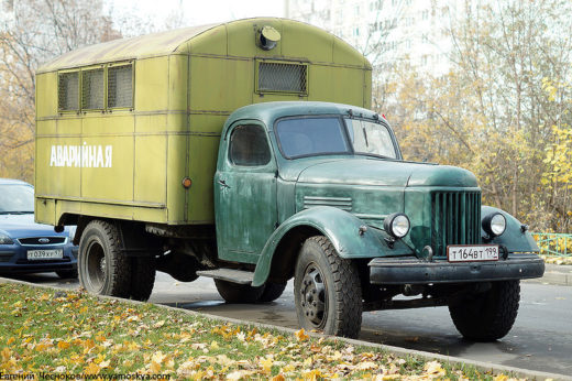 Ретроатмосферу дополняет грузовик ЗиЛ-150 (или ЗиЛ-164) - рабочая лошадка советского народного хозяйства 1950-1960-х годов с аварийным кунгом.