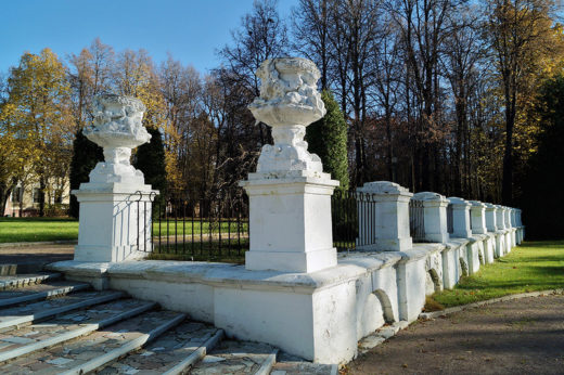 Между особняком и Большим Садовым прудом был разбит парк во французском стиле со скульптурами, вазами и фонтаном.