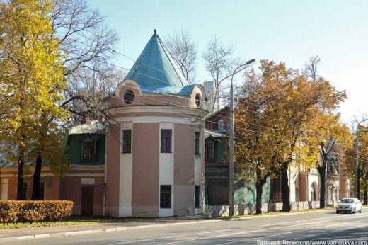 Здание Фермы и Молочного завода - самое старое ныне сохранившееся сооружение усадьбы Петровско-Разумовское, возведено в 1755 году архитектором Валлен-де-ла-Мотом. 