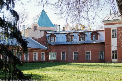 Здание Фермы и Молочного завода - самое старое ныне сохранившееся сооружение усадьбы Петровско-Разумовское, возведено в 1755 году архитектором Валлен-де-ла-Мотом. 