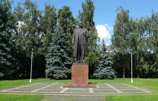 Сохранился и обязательный для любого советского учреждения памятник Владимиру Ильичу Ленину.