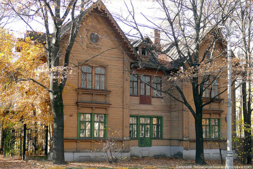 Профессорский дом в викторианском стиле на две квартиры, построен в 1874 году.