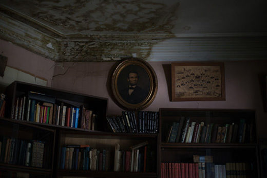 На фото портрет президента США Авраама Линкольна и преподавательский состав и студенты Сельскохозяйственного института, 1898-й год. Виден «мраморный» потолок.