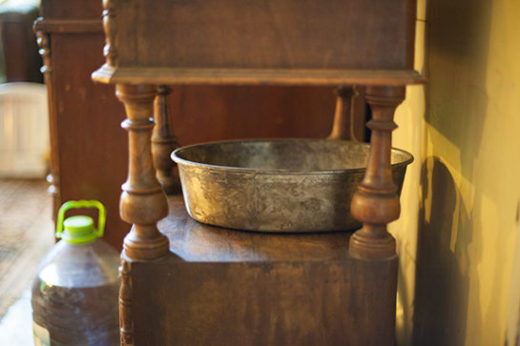 Живут среди мебели и вещей, которые за 150-летнюю историю семьи в этом доме принадлежали ученым, академикам, художникам. Дом Василия Вильямса не просто жилой — он живой, со старым роялем и зеленой лампой на подоконнике.
