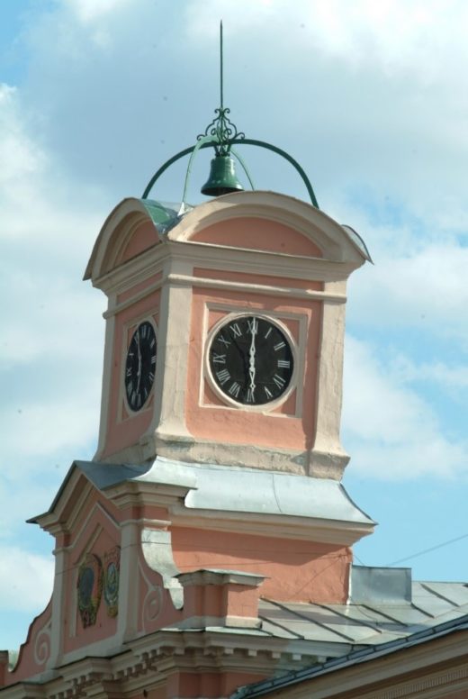 Современные часы, размещенные на главном корпусе академии, сделаны Владимиром Викторовичем Ростковым