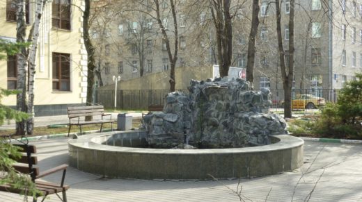 Также не заработал и фонтан у Управы Тимирязевского района. Хотя чему тут удивляться: в прошлом году сезон фонтанов был открыт 28 апреля, а фонтан у Управы заработал лишь 14 мая.