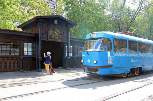 В Москве отреставрировали старинный трамвайный павильон. Остановка "Красностуденческий проезд" на Тимирязевской улице считается старейшей в столице.