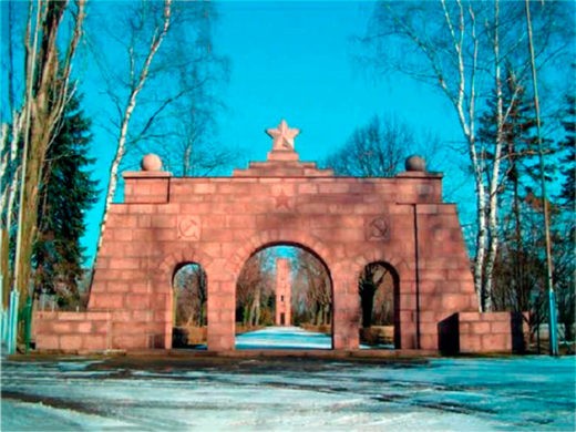 Портал из красного гранита, мемориальный комплекс Эренхайн Цайтхайн, 2003 год.